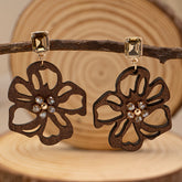 A Pair of Vintage Bohemian Style Niche Design Hollow Wooden Flower Creative Everyday Versatile Women'S Fashion Earrings.