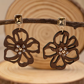 A Pair of Vintage Bohemian Style Niche Design Hollow Wooden Flower Creative Everyday Versatile Women'S Fashion Earrings.