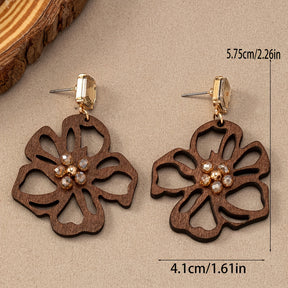 A Pair of Vintage Bohemian Style Niche Design Hollow Wooden Flower Creative Everyday Versatile Women'S Fashion Earrings.