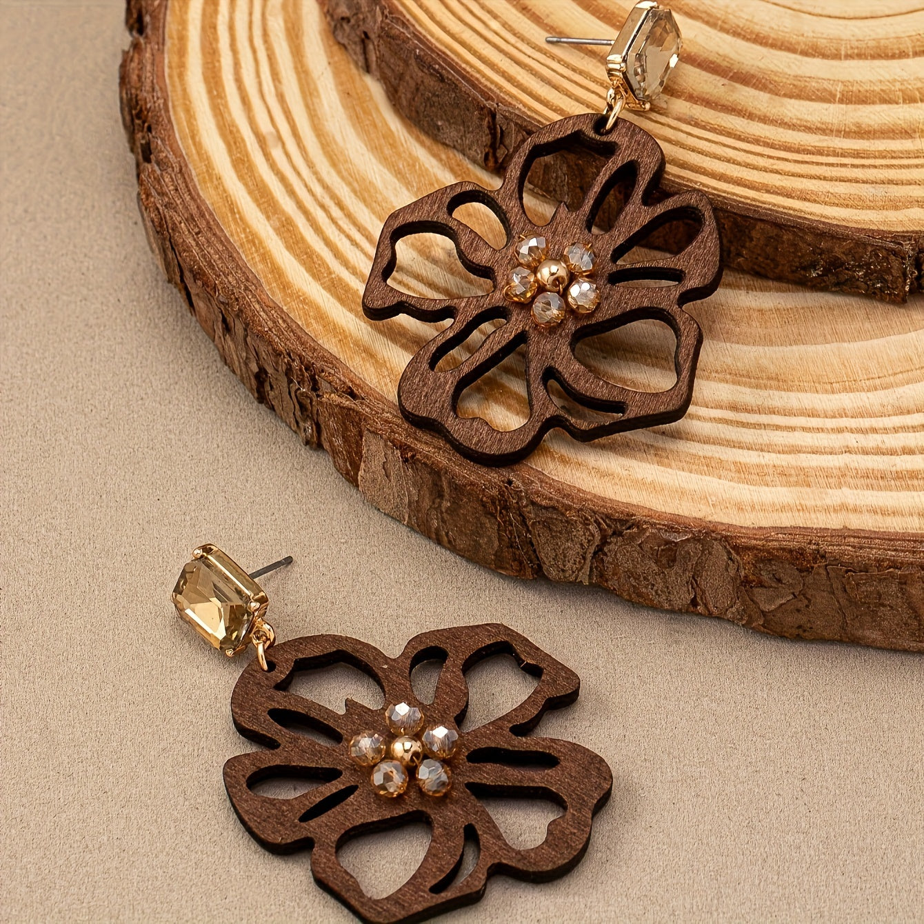A Pair of Vintage Bohemian Style Niche Design Hollow Wooden Flower Creative Everyday Versatile Women'S Fashion Earrings.