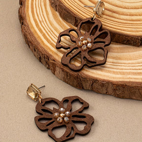 A Pair of Vintage Bohemian Style Niche Design Hollow Wooden Flower Creative Everyday Versatile Women'S Fashion Earrings.