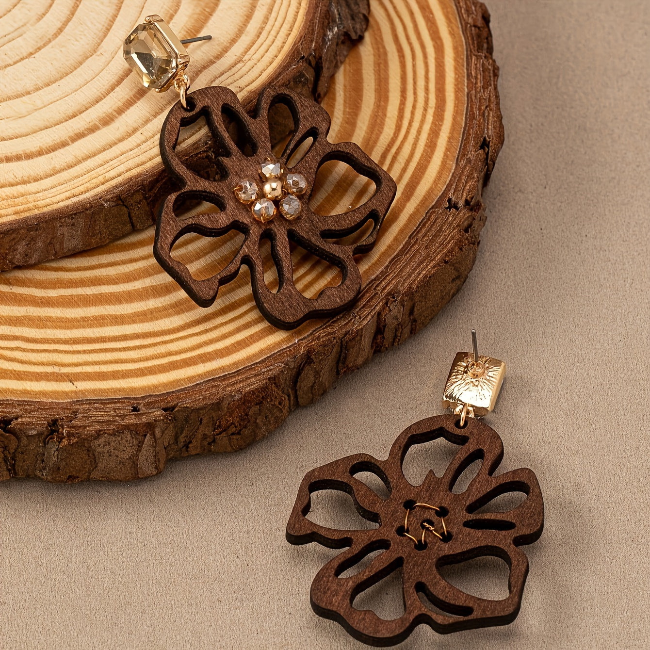 A Pair of Vintage Bohemian Style Niche Design Hollow Wooden Flower Creative Everyday Versatile Women'S Fashion Earrings.