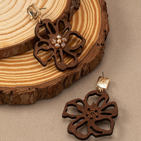 A Pair of Vintage Bohemian Style Niche Design Hollow Wooden Flower Creative Everyday Versatile Women'S Fashion Earrings.